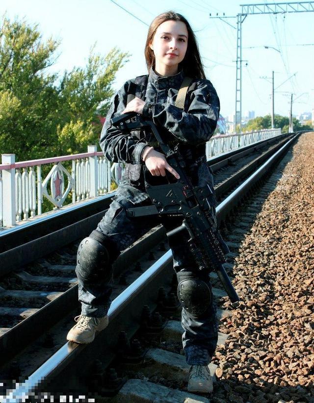 俄清纯小美女军装cosplay