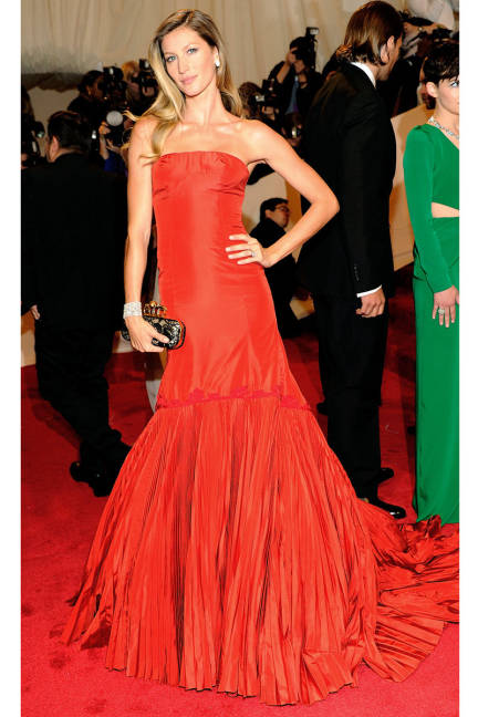 福布斯第一超模宣布退休！回顾吉赛尔邦辰红毯最美瞬间