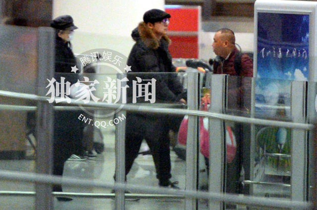 李湘、王岳伦现身机场