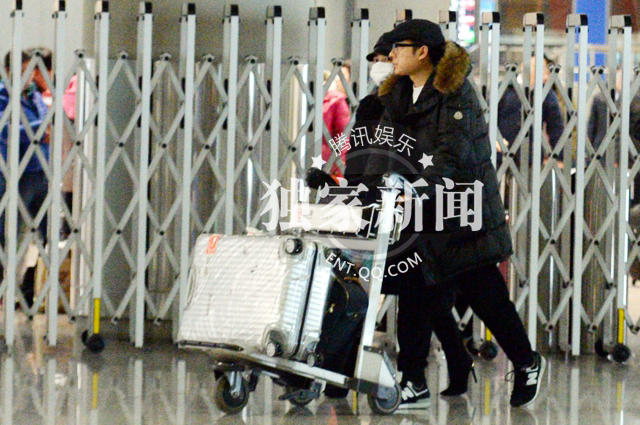 王岳伦只好亲自推着行李