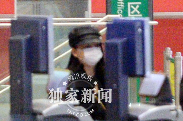 李湘戴着一副口罩遮住了大半个脸