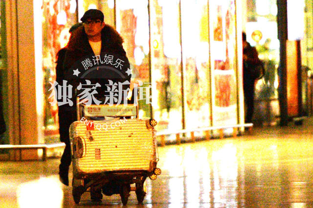 李湘、王岳伦现身机场