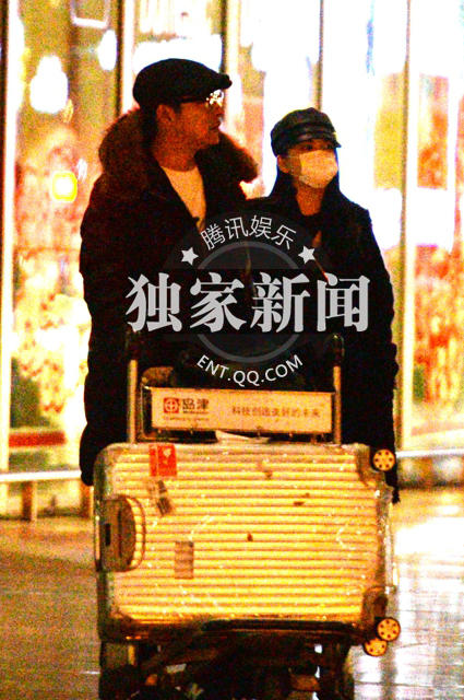 李湘、王岳伦现身机场