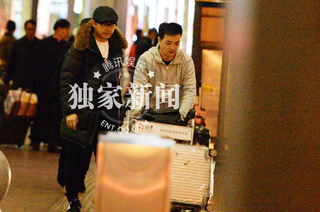 王岳伦身穿厚重的羽绒服