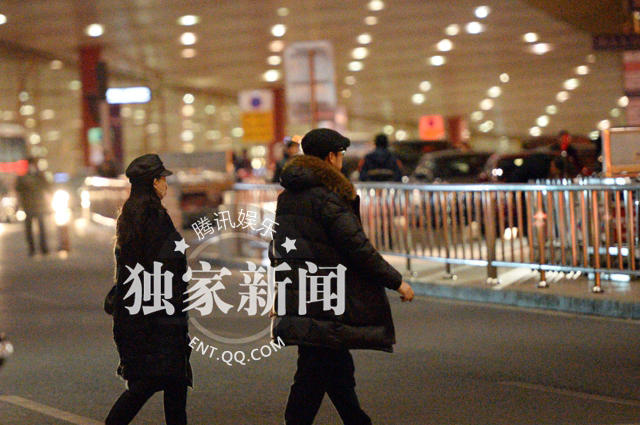 李湘、王岳伦离开机场