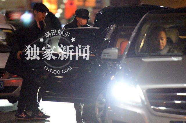 李湘、王岳伦离开机场