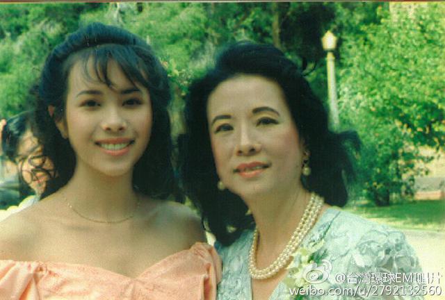 当你老了!莫文蔚晒童年照 莫妈妈温婉堪称世纪美人