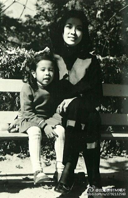 当你老了!莫文蔚晒童年照 莫妈妈温婉堪称世纪美人