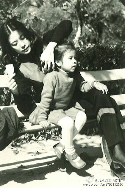 当你老了!莫文蔚晒童年照 莫妈妈温婉堪称世纪美人