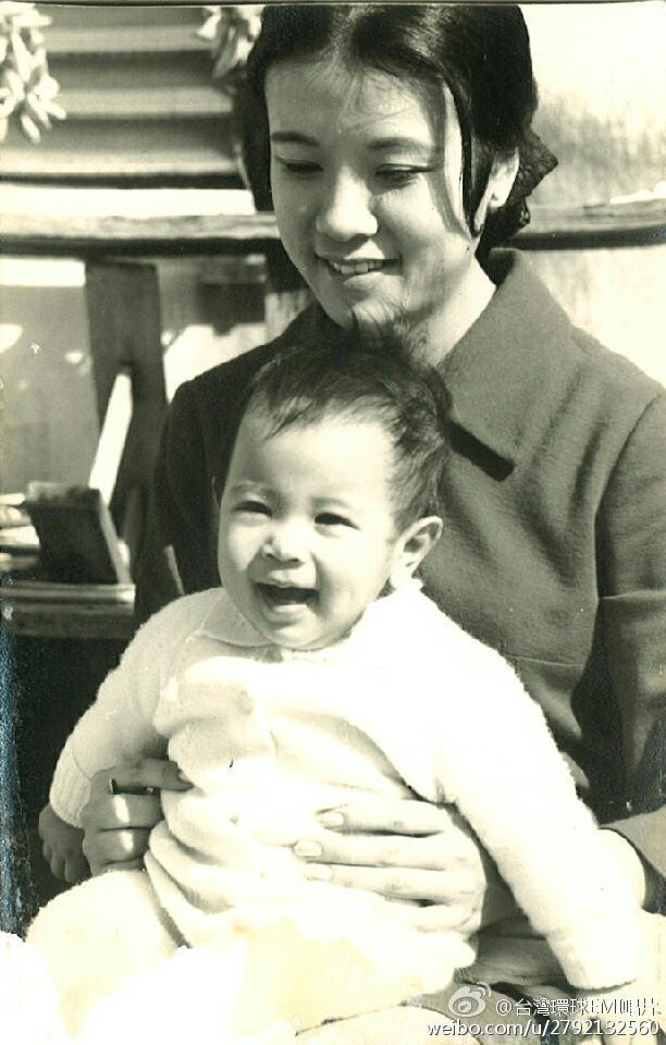 当你老了!莫文蔚晒童年照 莫妈妈温婉堪称世纪美人