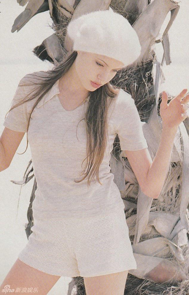 安吉丽娜朱莉18岁旧照展清纯少女气