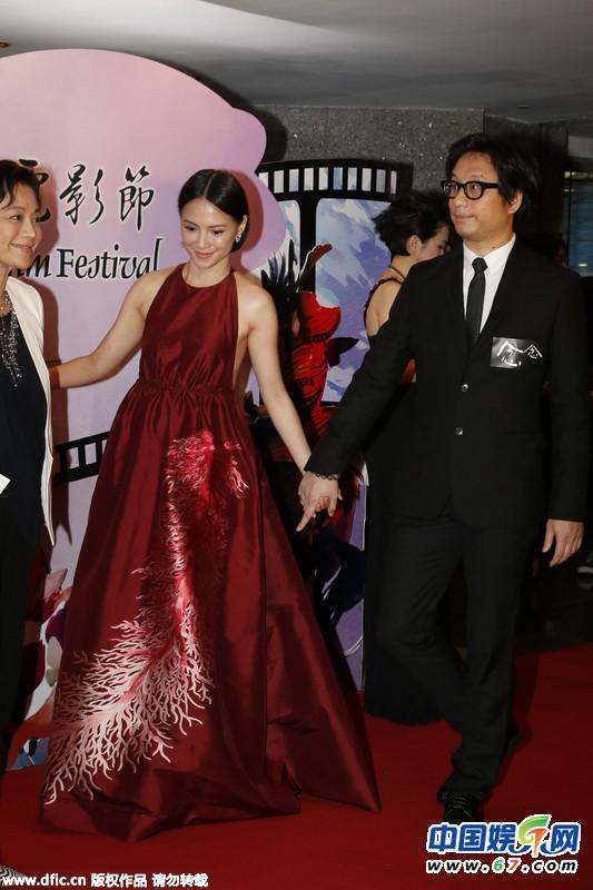 第39届香港电影节：李心洁牵出轨老公晒恩爱 梁洛施深V现身