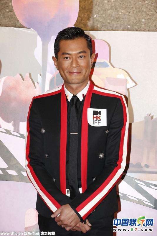 第39届香港电影节：李心洁牵出轨老公晒恩爱 梁洛施深V现身