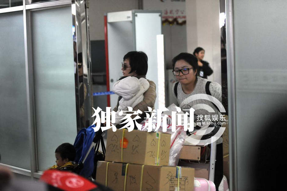 邓超一家出游归来 孙俪抱小花推等等女汉子十足