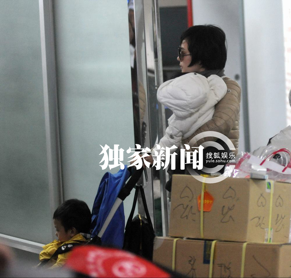 邓超一家出游归来 孙俪抱小花推等等女汉子十足