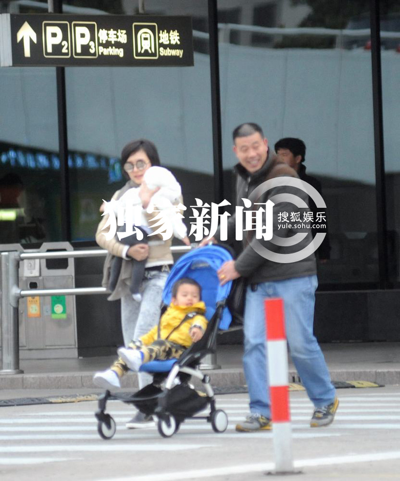 家中御用司机早早守候在门口接过娘娘的婴儿车