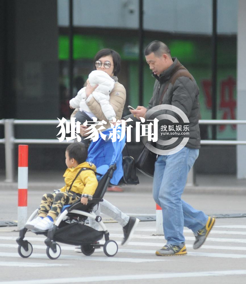 司机推着等等与孙俪一同离开