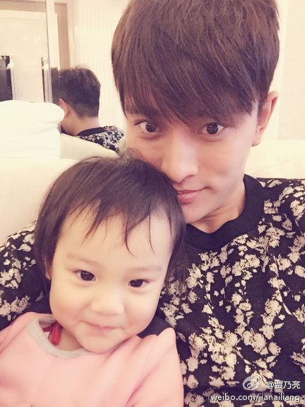 酷帅老爸贾乃亮父女霸气合照 小甜馨更显酷范十足