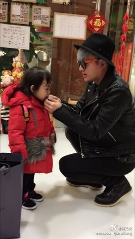 酷帅老爸贾乃亮父女霸气合照 小甜馨更显酷范十足