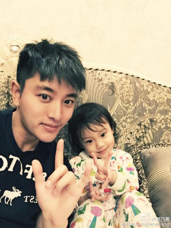 酷帅老爸贾乃亮父女霸气合照 小甜馨更显酷范十足