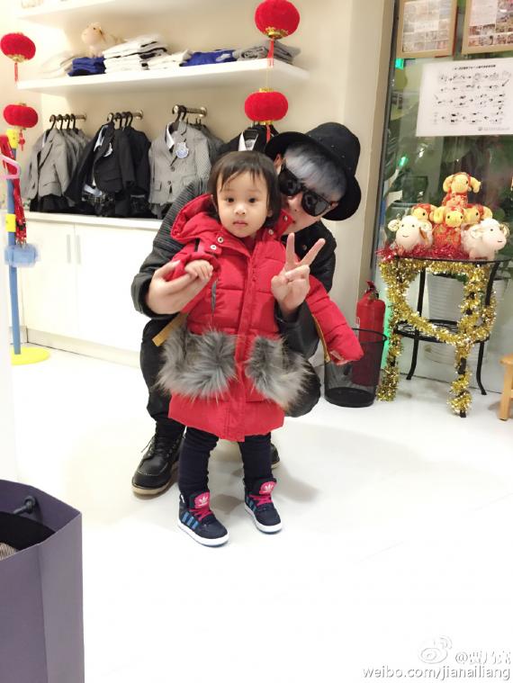 酷帅老爸贾乃亮父女霸气合照 小甜馨更显酷范十足