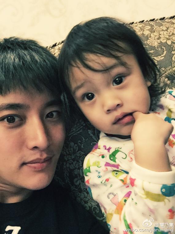 酷帅老爸贾乃亮父女霸气合照 小甜馨更显酷范十足