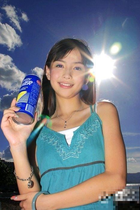 Angelababy14岁写真曝光 戴美瞳青春稚嫩