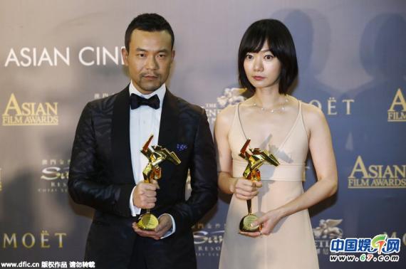 廖凡 裴斗娜尴尬合影