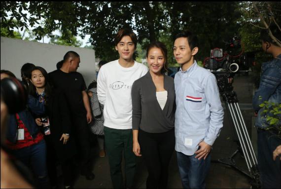 何炅、李易峰、李玟合照