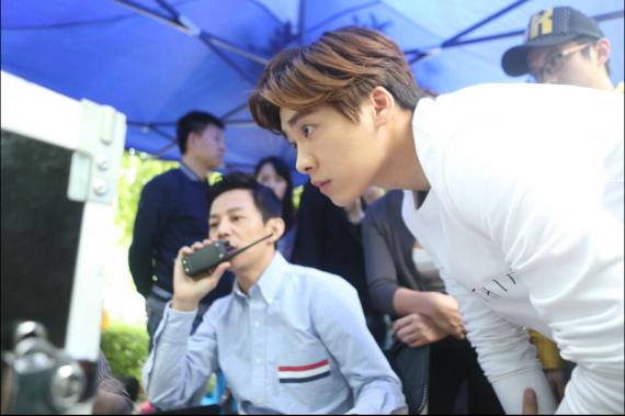 李易峰、何炅探讨电影画面