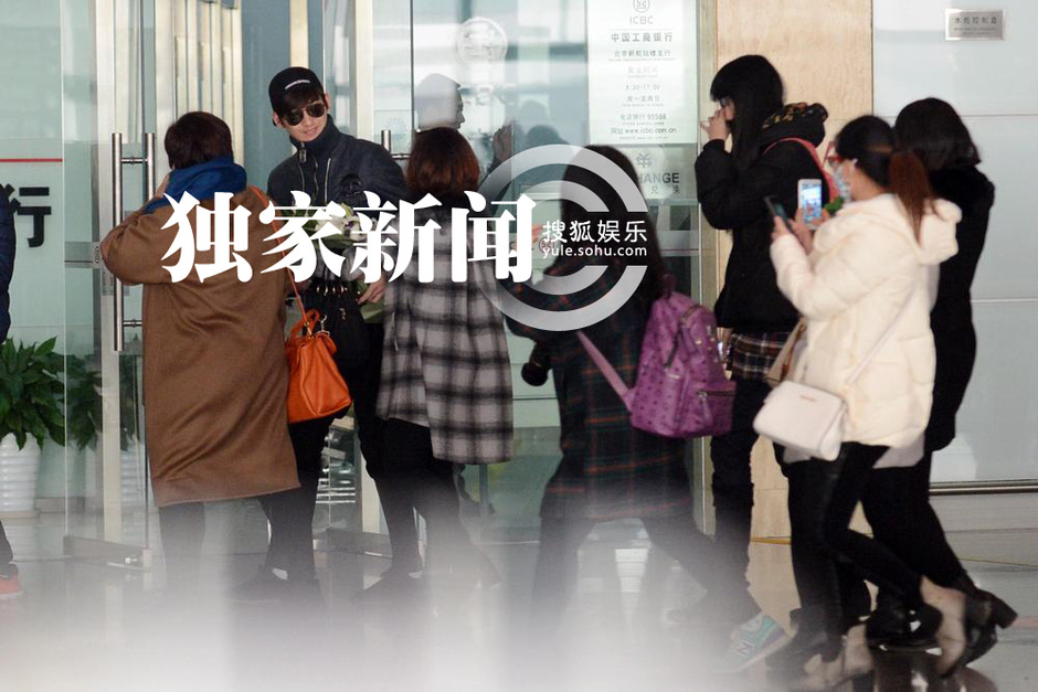 张翰独自返京获粉丝簇拥 与古力娜扎恋情成谜