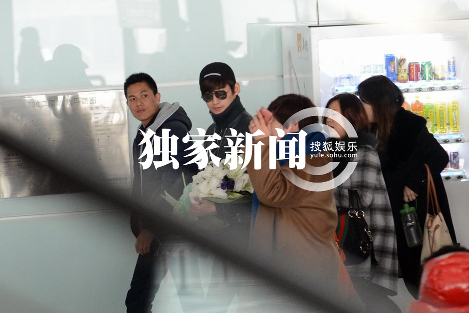 见张翰出来 早已等候在外的粉丝忙送上鲜花 并一路跟随张翰走出机场大厅