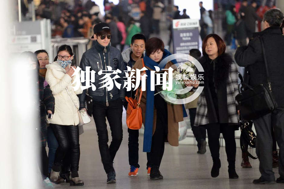 张翰独自返京获粉丝簇拥 与古力娜扎恋情成谜