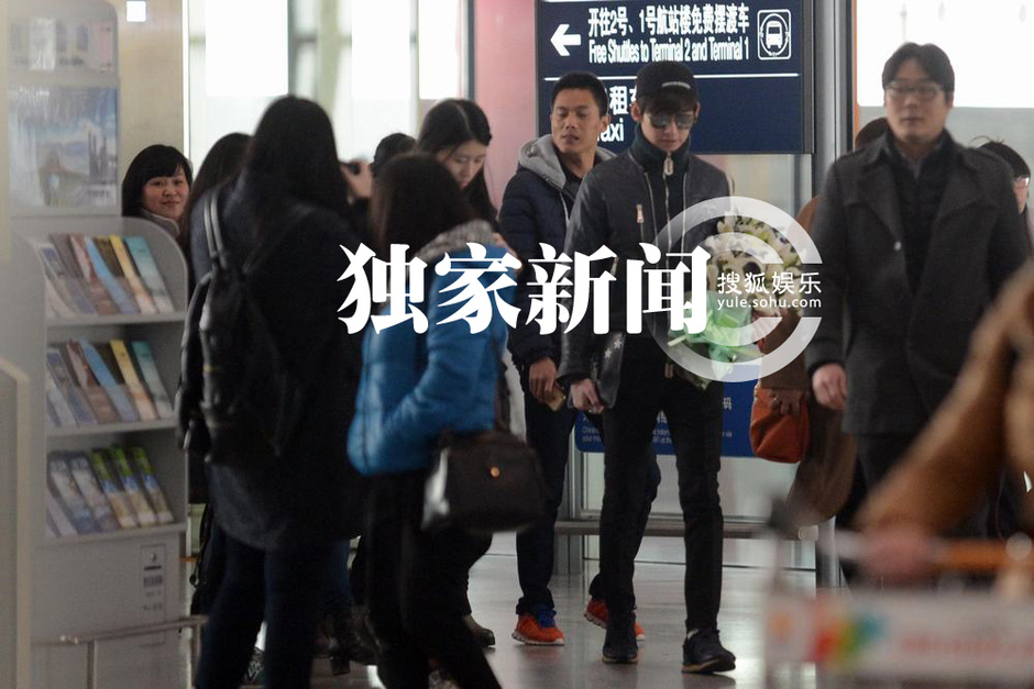 张翰低头走出机场大厅