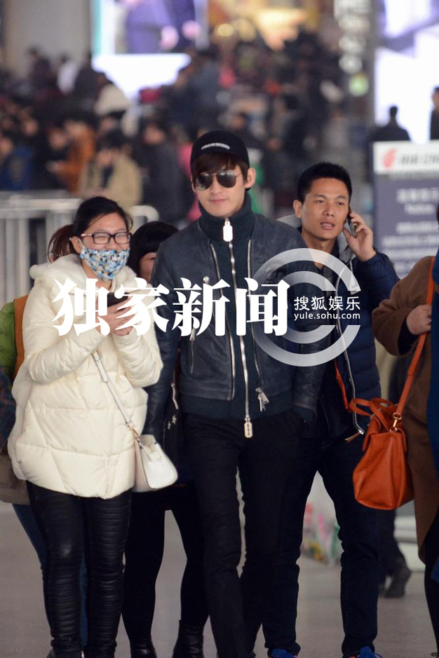 张翰与粉丝合影热聊