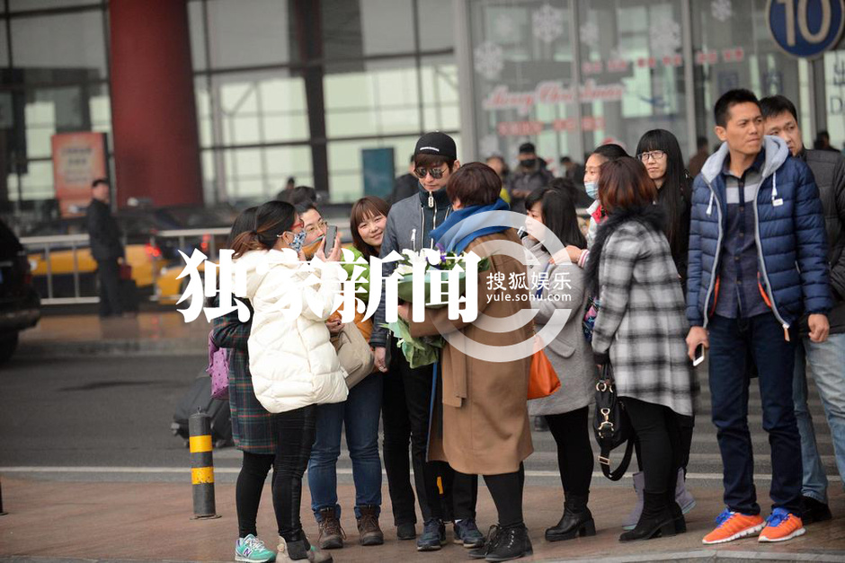 张翰当天全程微笑 心情大好 并在等车间隙与粉丝亲密合照