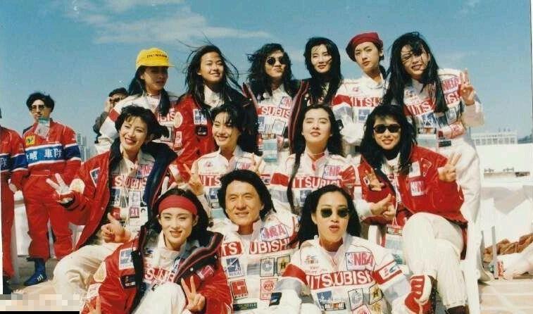 成龙被绝色女星拥簇旧照曝光