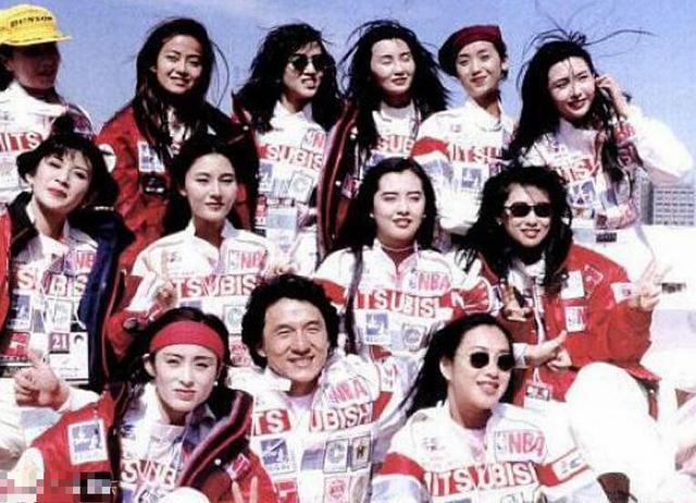 成龙被绝色女星拥簇旧照曝光