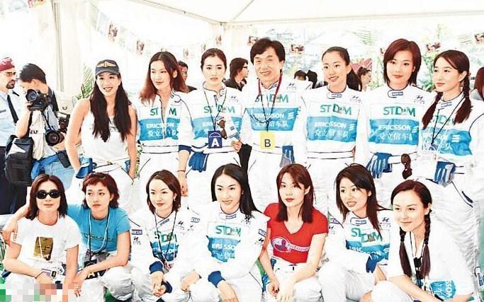 成龙被绝色女星拥簇旧照曝光