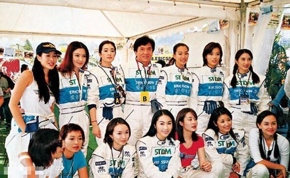 成龙被绝色女星拥簇旧照曝光
