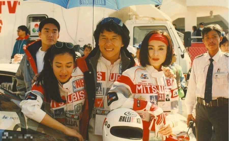 成龙被绝色女星拥簇旧照曝光