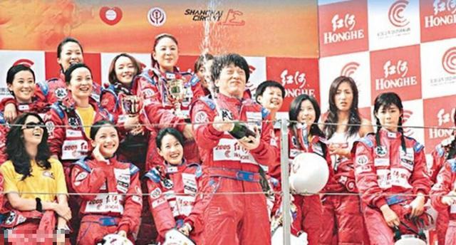 成龙被绝色女星拥簇旧照曝光
