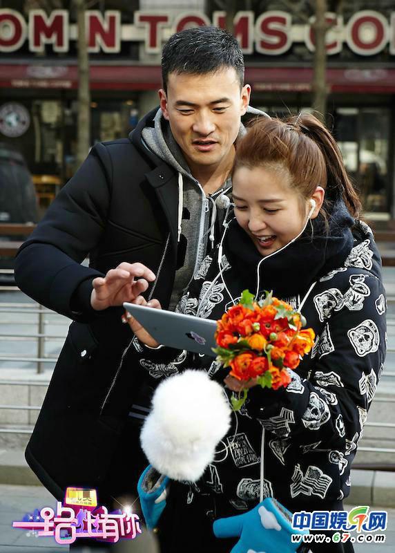 500人围观激吻!张智霖街头浪漫求婚 袁咏仪感动落泪