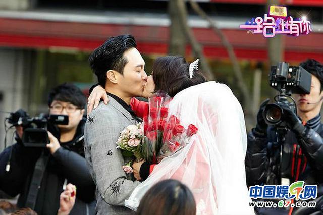 500人围观激吻！张智霖街头浪漫求婚 袁咏仪感动落泪