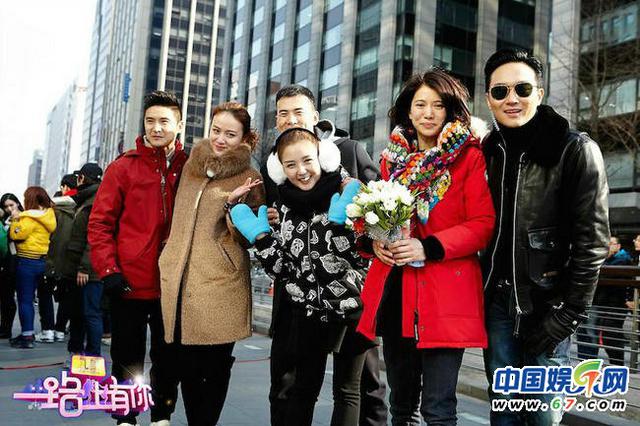 500人围观激吻！张智霖街头浪漫求婚 袁咏仪感动落泪