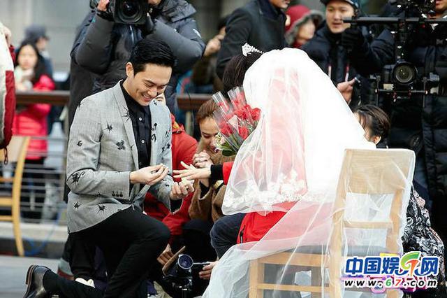 500人围观激吻！张智霖街头浪漫求婚 袁咏仪感动落泪