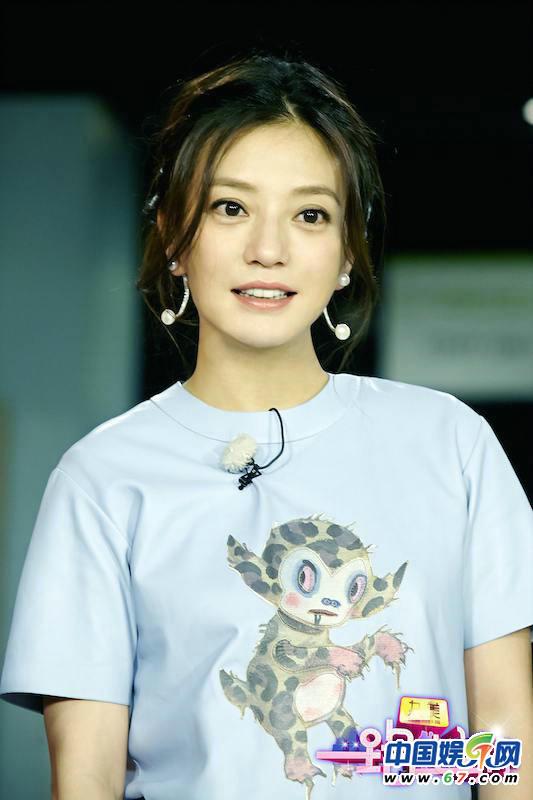 500人围观激吻！张智霖街头浪漫求婚 袁咏仪感动落泪