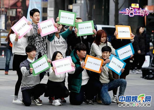 500人围观激吻！张智霖街头浪漫求婚 袁咏仪感动落泪