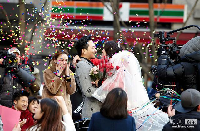 张智霖首尔街头上演浪漫求婚 袁咏仪感动落泪