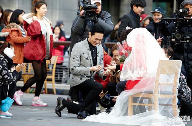 张智霖首尔街头上演浪漫求婚 袁咏仪感动落泪